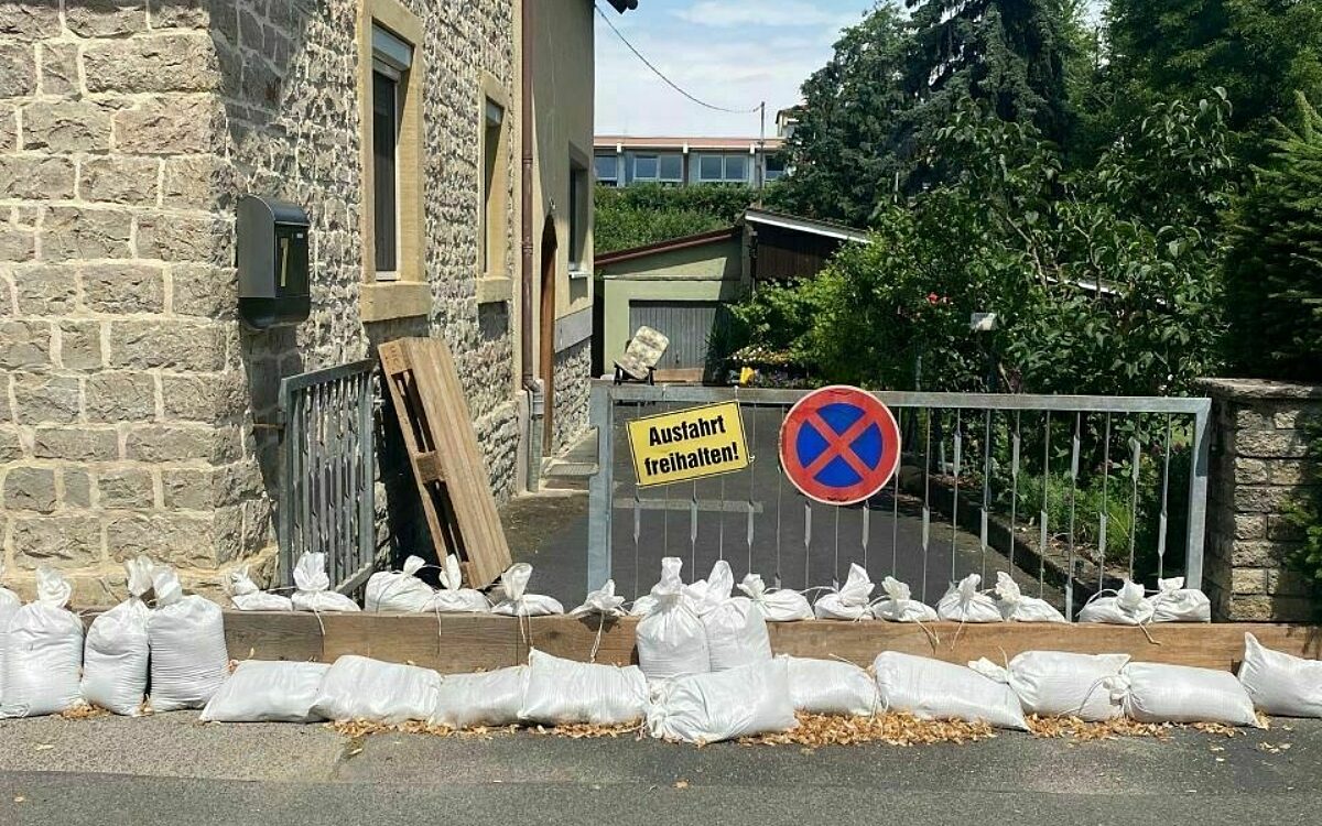 Sandsäcke vor einer Ausfahrt in Wiesentheid Sandsäcke vor einer Ausfahrt in Wiesentheid